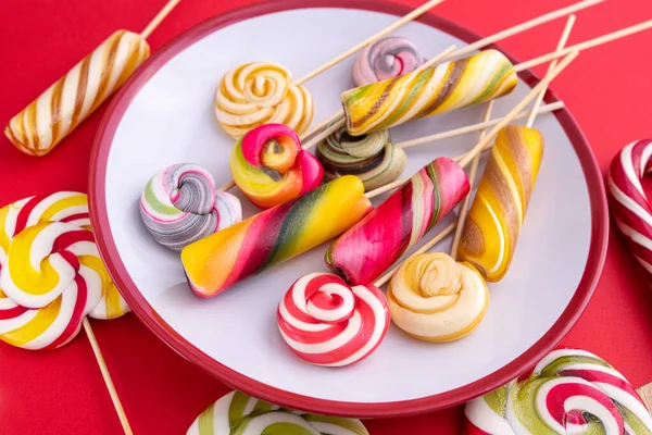 Caramelle Colorate Dolci Lecca Lecca Piatto Sfondo Rosso Cibo Bambini — Foto Stock