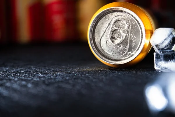 Lata Cerveza Fría Refrescante Otra Bebida Con Gotas Cubitos Hielo —  Fotos de Stock