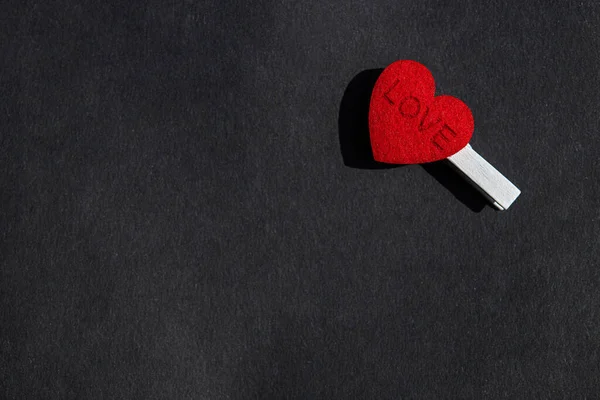 Wäscheklammer Mit Rotem Herz Auf Schwarzem Hintergrund Ansicht Von Oben — Stockfoto