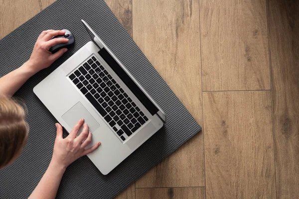 Linkshandig Meisje Werkt Een Laptop Liggend Vloer Online Thuistraining — Stockfoto