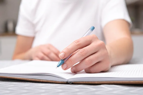 Leworęczna Kobieta Trzyma Długopis Rękach Zaczyna Pisać Notatniku — Zdjęcie stockowe