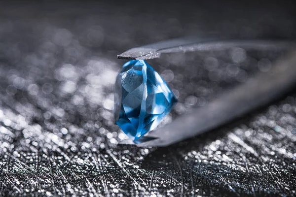 黑色背景的蓝色天然钻石的合影 珠宝商工作 插入石料 — 图库照片