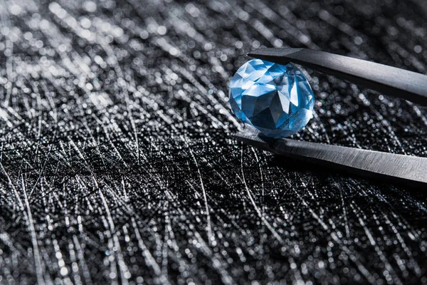 Zbliżenie Zdjęcie Niebieskiego Naturalnego Kamienia Diamentowego Czarnym Tle Prace Jubilerskie — Zdjęcie stockowe