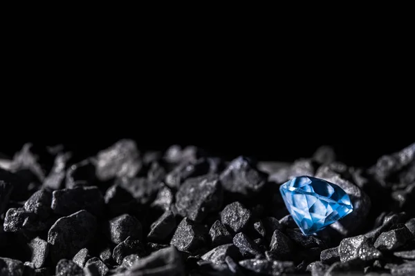 Jeden Modrý Velký Diamant Mezi Kameny Černé Pozadí — Stock fotografie