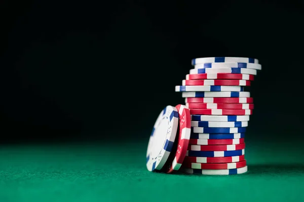 テーブルの背景にスタックチップポーカー カジノギャンブルのコンセプト — ストック写真