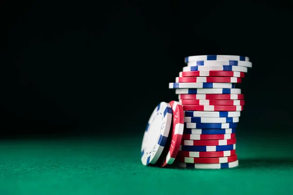 Apila Fichas Póquer Fondo Mesa Casino Concepto Juego —  Fotos de Stock