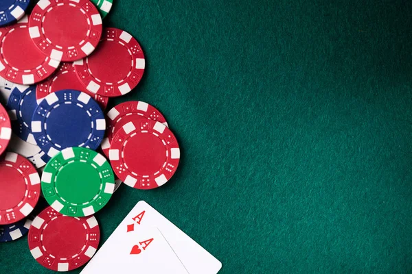 Chips Poker Colorate Tavolo Casinò Gioco Azzardo Concetto Sfondo Vista — Foto Stock