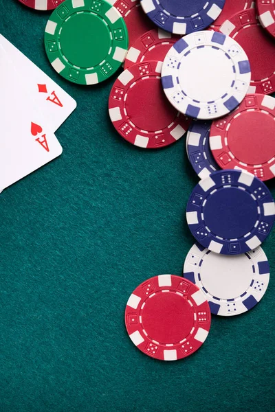 Barevné Pokerové Žetony Stole Kasinu Herní Koncept Pozadí Svislá Fotografie — Stock fotografie