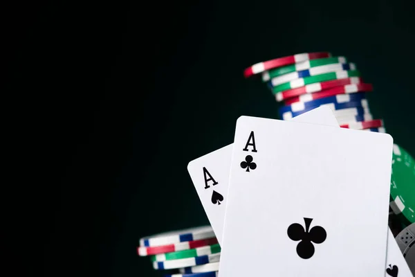 Färgade Pokermarker Ett Bord Kasino Spelkoncept Bakgrund — Stockfoto