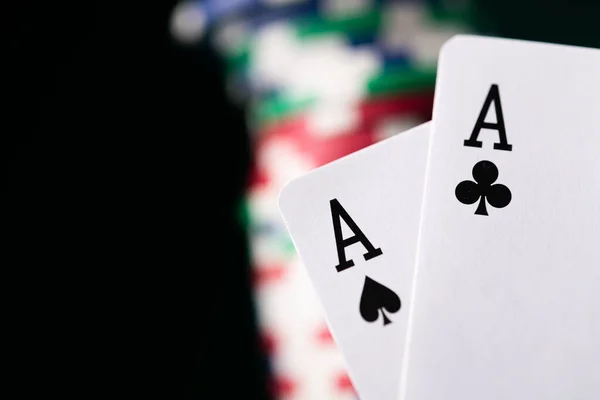 Успішна Перша Рука Покерній Грі Пара Асів Фоні Таблиці Казино — стокове фото