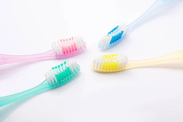 Zestaw Szczoteczek Zębów Dla Czteroosobowej Rodziny Białym Tle Koncepcja Higieny — Zdjęcie stockowe