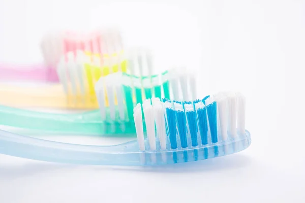 白い背景に隔離された4人の家族のための歯ブラシのセット 口腔衛生の概念 — ストック写真