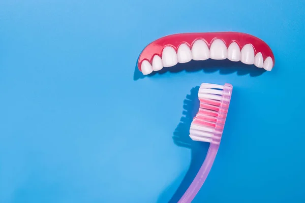 Bovengebit Van Tandvlees Tanden Samen Met Een Tandenborstel Blauwe Achtergrond — Stockfoto