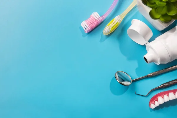 Υπόδειγμα Προσθετικής Γνάθου Οδοντόκρεμα Οδοντόβουρτσα Και Οδοντικά Εργαλεία Μπλε Τραπέζι — Φωτογραφία Αρχείου