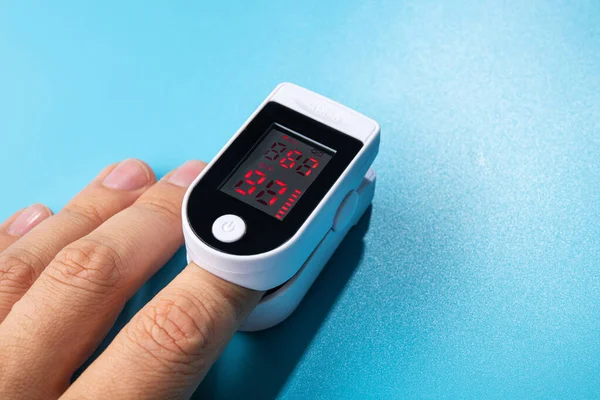 White New Pulse Oximeter Blue Table Measuring Blood Pressure Oxygen — Stock Photo, Image