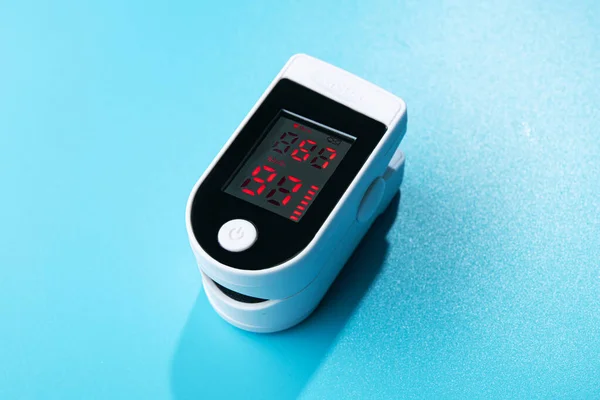 White New Pulse Oximeter Blue Table Measuring Blood Pressure Oxygen — Stock Photo, Image