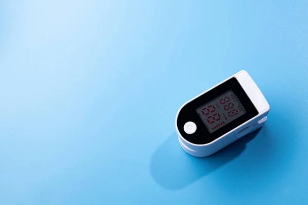 White New Pulse Oximeter Blue Table Measuring Blood Pressure Oxygen — Stock Photo, Image