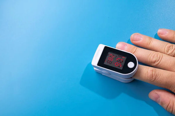 White New Pulse Oximeter Blue Table Measuring Blood Pressure Oxygen — Stock Photo, Image