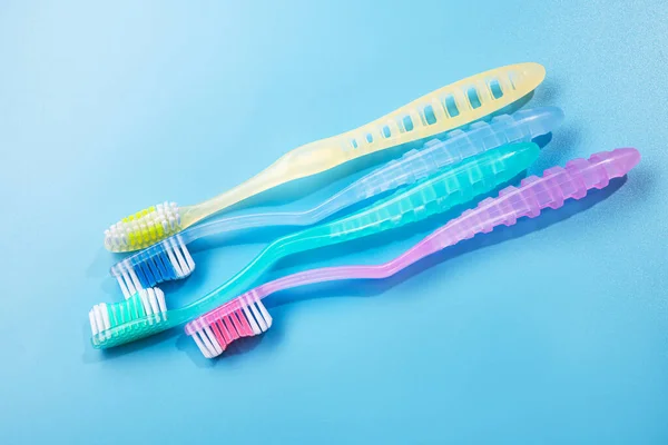 Zestaw Nowych Plastikowych Szczoteczek Zębów Niebieskim Tle Rodzinna Opieka Dentystyczna — Zdjęcie stockowe