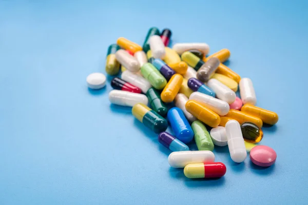 Σύνολο Βιταμινών Και Χαπιών Μπλε Φόντο Φαρμακευτικό Παρασκεύασμα — Φωτογραφία Αρχείου