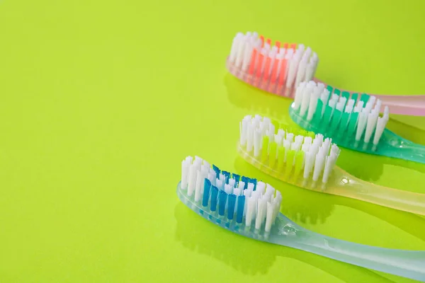 Nouvelles Brosses Dents Couleur Sur Fond Vert Concept Soins Dentaires — Photo