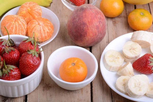 古い木製の皿の上の果物の様々 なクローズ アップ ショット — ストック写真
