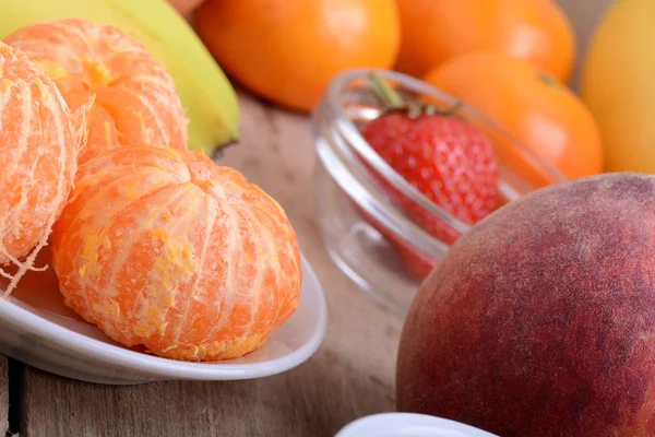 Primo Piano Varietà Frutta Vecchio Piatto Legno — Foto Stock