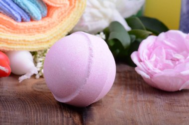 Mumlar ve çiçeklerle ahşap arka plan üzerinde Spa Tema