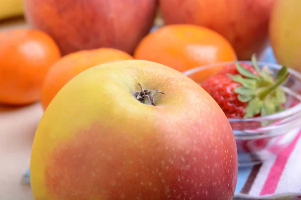 Gros Plan Variété Des Fruits Sur Une Vieille Assiette — Photo