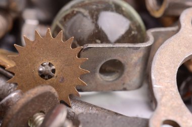 Pas metal Dişliler, sprockets, zincir ve diğer parçaları ile eski mekanizmasının bir parçası kaplı.