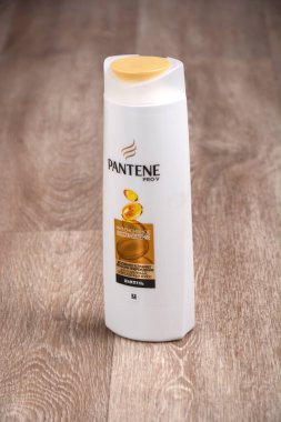 Pantene Ziyaretçi yanlısı ünlü şampuan şişesi. Şampuan Pantene pro-V, 400 ml. Ukrayna, Harkiv, 21 Haziran 2020.