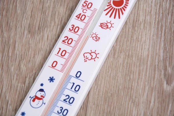 気象温度計 寒さと熱温度 温度計で摂氏 — ストック写真