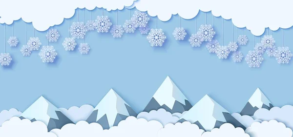 Schneeflocken an Seilen, die im Scherenschnitt-Stil über Bergen hängen. Wolken am blauen Himmel und schneebedeckte Berge. Vektor Papercut Winterkonzept. Frohe Weihnachten Verkauf Banner Vorlage, Promotion-Karte — Stockvektor