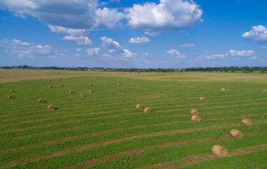 Hey yığınları üzerinde bir kuşbakışı alanından görüntüleme
