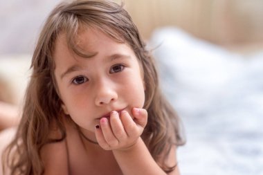 Kameraya benzeyen küçük bir kız portresi.