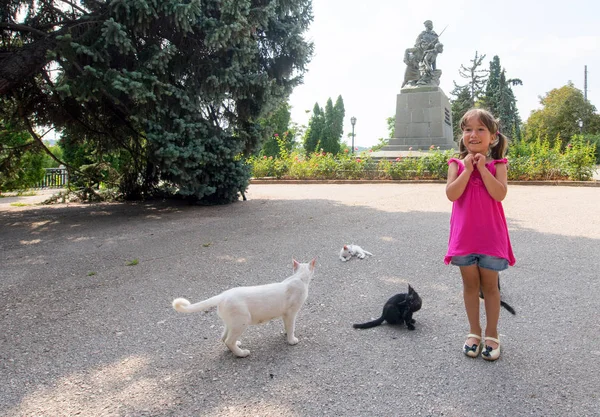 Bambina Gatti Natura — Foto Stock