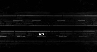 Bir kuş bakışı bir araba ait siyah-beyaz fotoğraf.