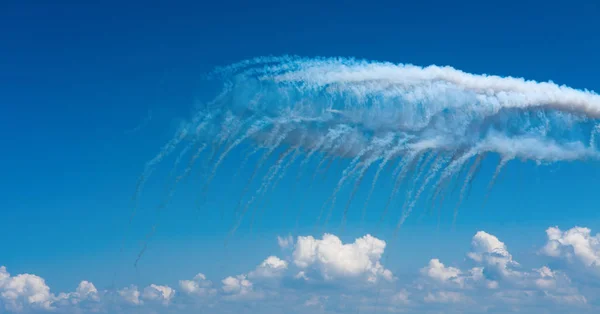 Fahne Vom Gruß Gegen Den Blauen Himmel Mit Wolken — Stockfoto