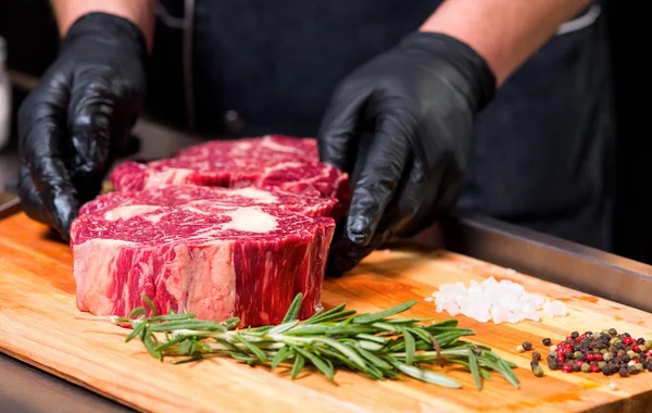 Cozinheiro Prepara Bife Carne Mesa Cozinha — Fotografia de Stock