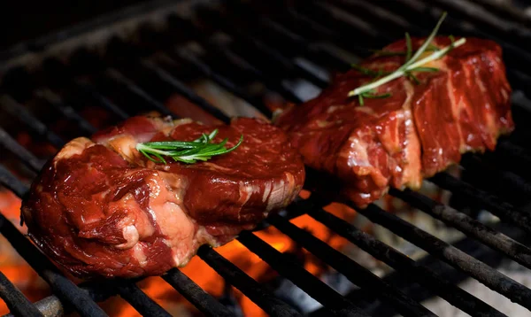Koken Van Vlees Steak Vuur Vlam — Stockfoto