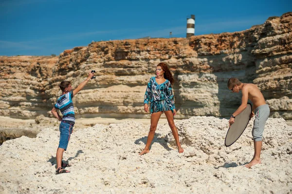 Model Und Assistentin Bei Einem Fotoshooting Der Natur — Stockfoto