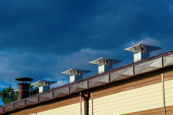 Dak van het gebouw en ventilatieleidingen — Stockfoto