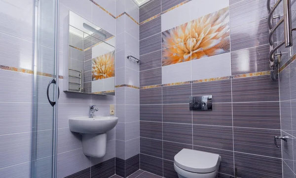 Cuarto de baño con azulejos grises — Foto de Stock