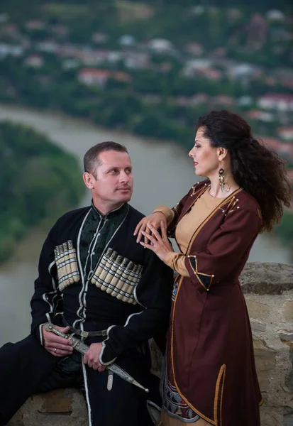 Um homem e uma mulher com o vestido nacional da Geórgia — Fotografia de Stock