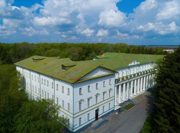 Het gebouw Nezhinsky State University vernoemd naar Golol. — Stockfoto