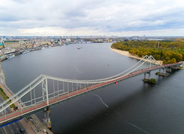 Пішохідний міст у Києві — стокове фото