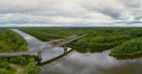 鳥の目線でチェルニヒウの街のデスナ川にかかる橋 ウクライナ — ストック写真