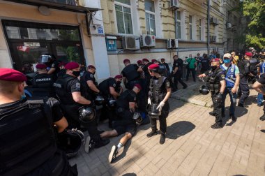 Anatoly Şeriat partisinin cumhurbaşkanlığı makamı yakınlarındaki barışçıl mitinginde provokasyonlar. 06 / 17 / 2020 Kiev, Ukrayna