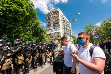 Anatoly Şeriat partisinin cumhurbaşkanlığı makamı yakınlarındaki barışçıl mitinginde provokasyonlar. 06 / 17 / 2020 Kiev, Ukrayna