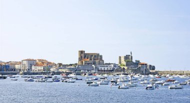 Catro Urdiales görünümünü üzerinde sahil Cantabria, 3:30 p.m.; 15 Mayıs 2015; İspanya, Europe